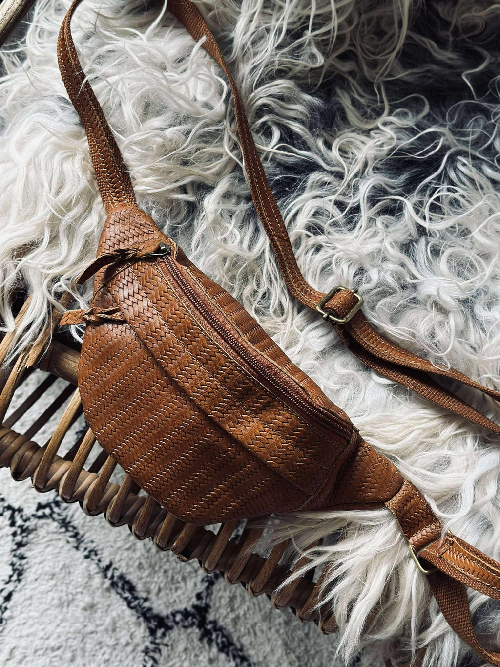 Midjeväska Tasha - Cognac flätad