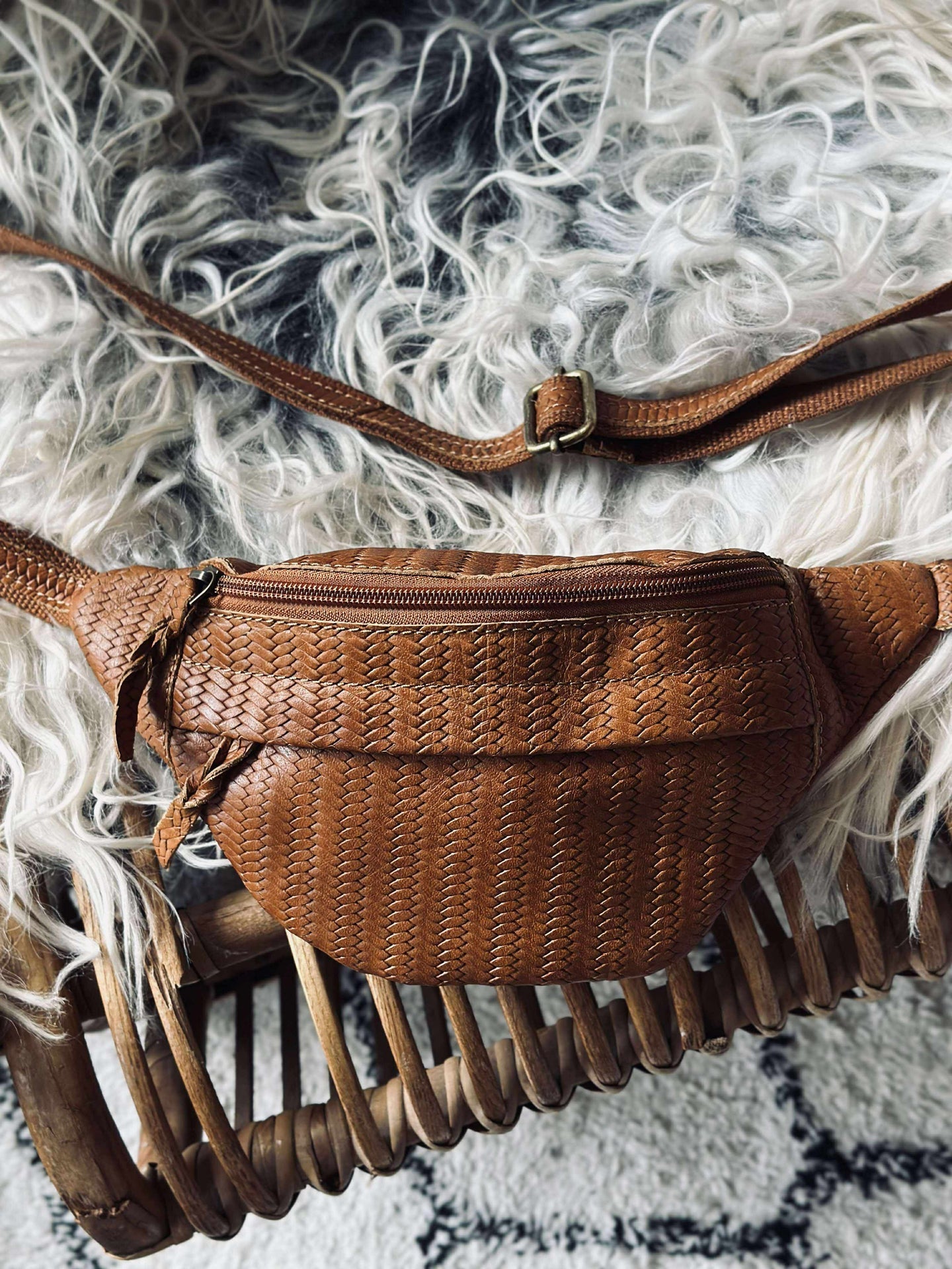 Midjeväska Tasha - Cognac flätad