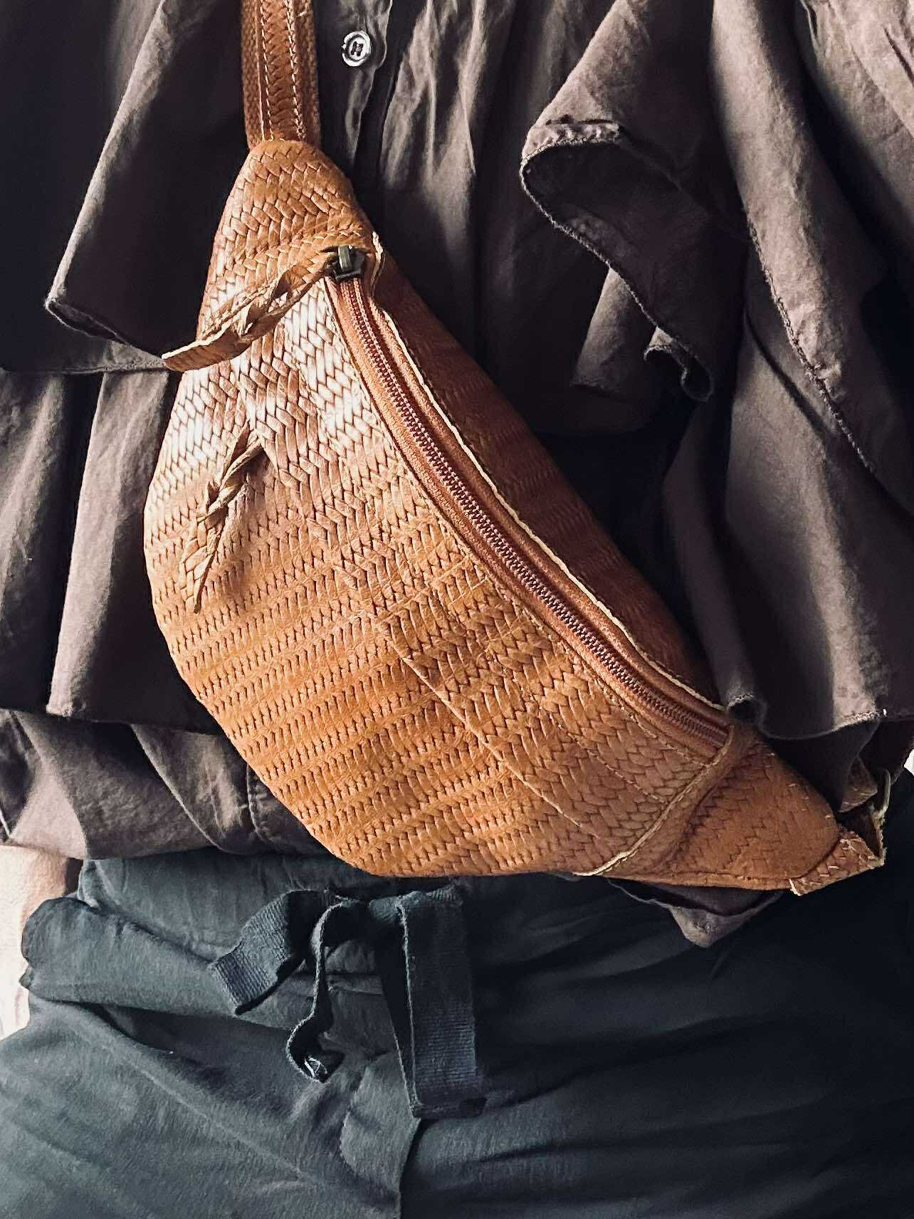 Midjeväska Tasha - Cognac flätad