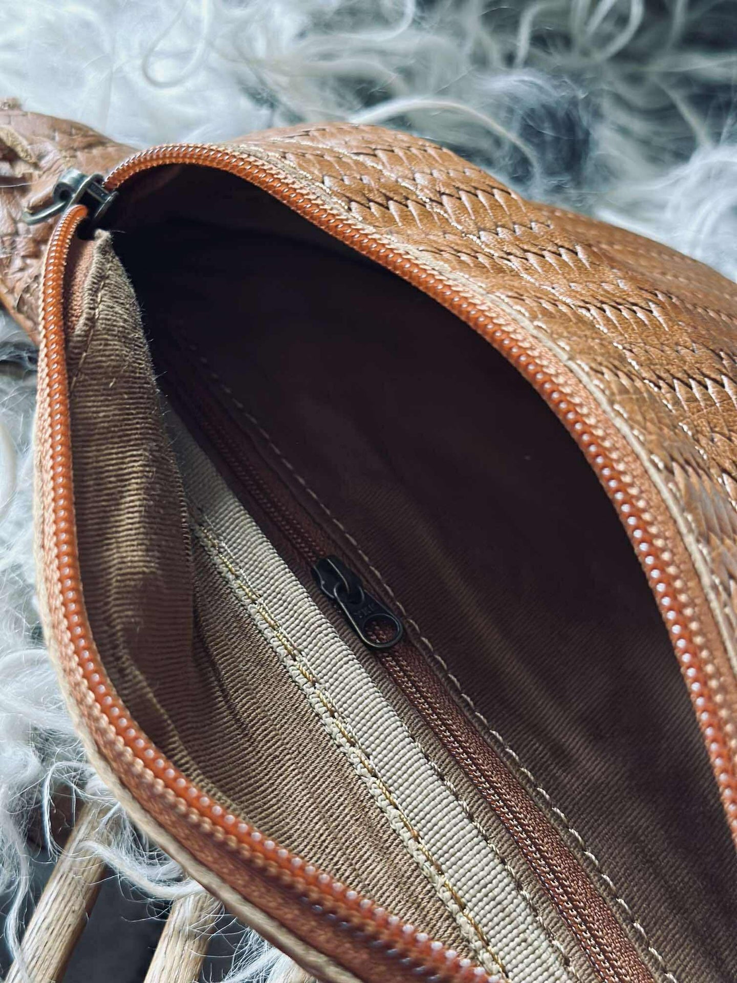 Midjeväska Tasha - Cognac flätad