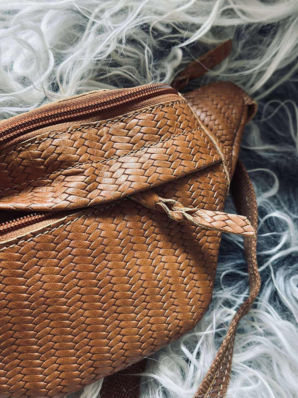 Midjeväska Tasha - Cognac flätad