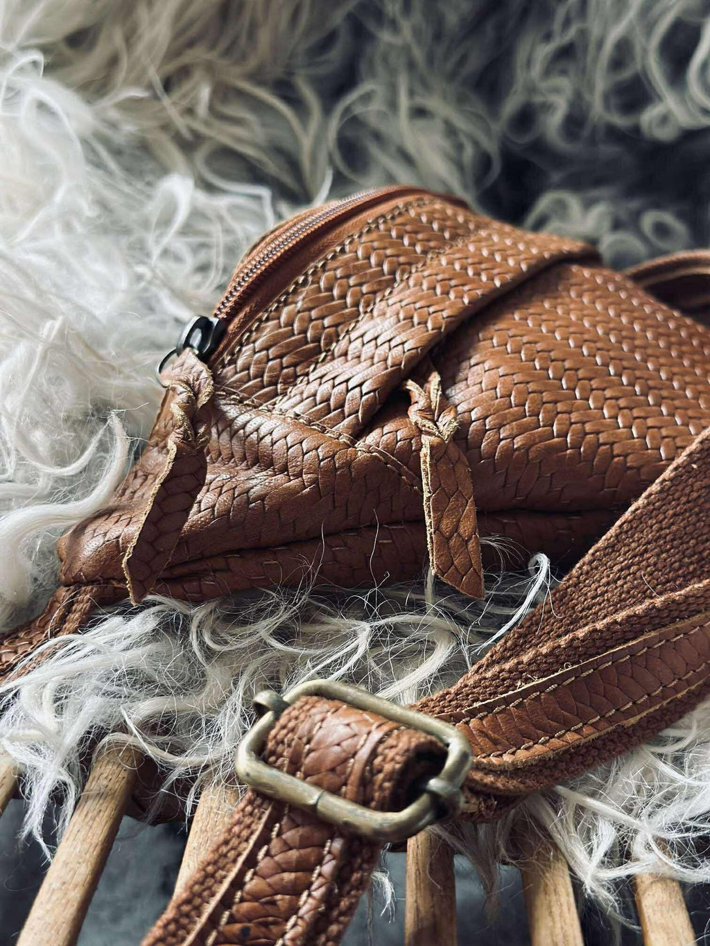 Midjeväska Tasha - Cognac flätad