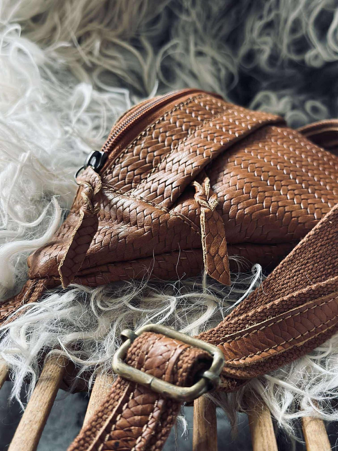 Midjeväska Tasha - Cognac flätad