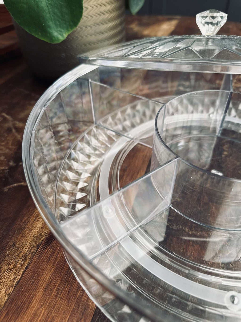 Serveringsfat med avdelning och lock