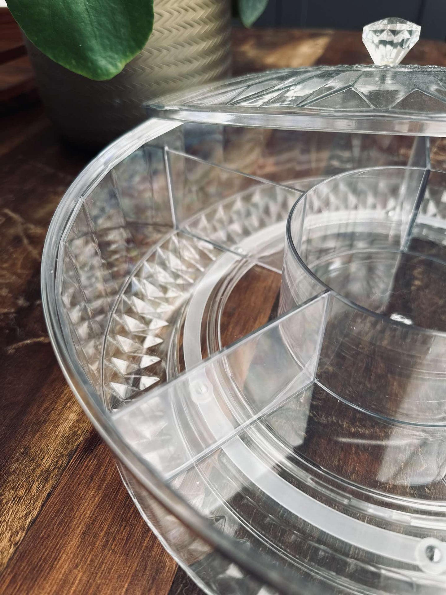 Serveringsfat med avdelning och lock