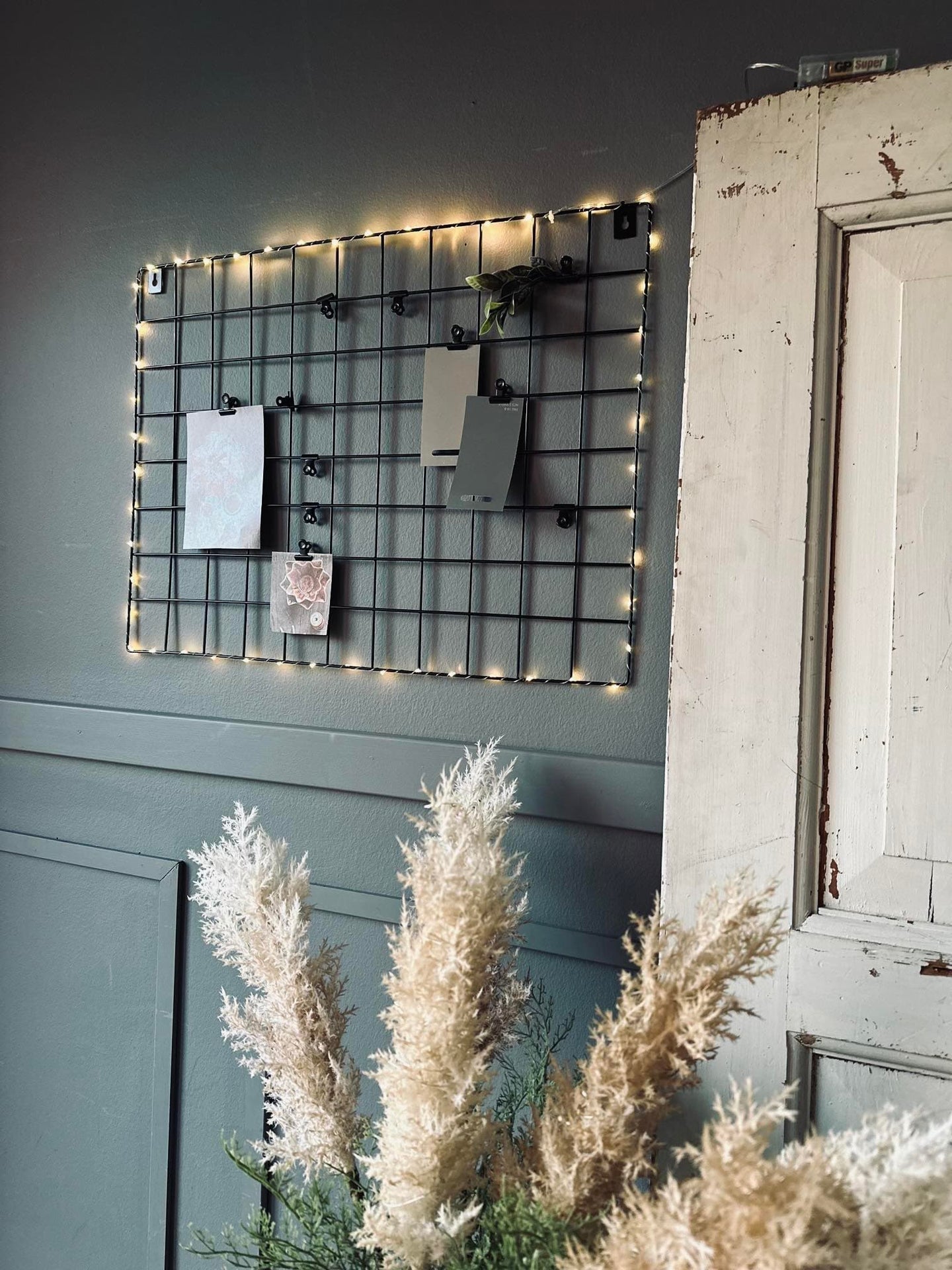 Svart metalltavla – inklusive ljusslinga och klämmor